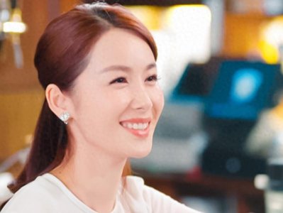 ​导演鄢颇 : 梅婷嫁他、李小冉爱他7年 , 55岁娶小15岁娇妻 , 过成了这样