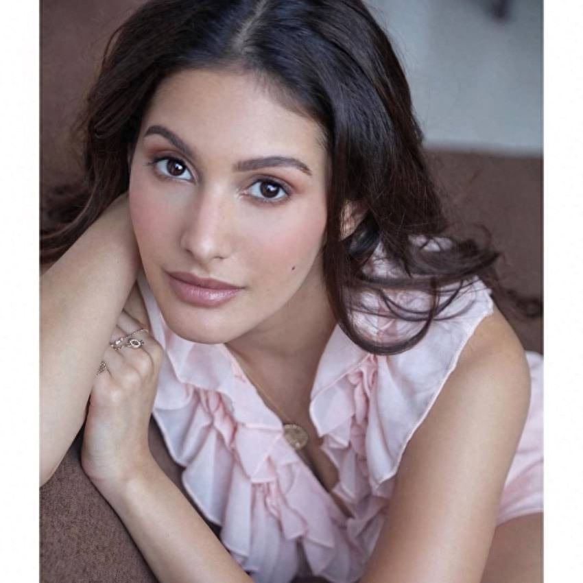 环球热搜之每日一星：恰如出水芙蓉印度女星艾米拉·达斯特