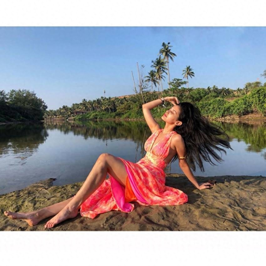 环球热搜之每日一星：恰如出水芙蓉印度女星艾米拉·达斯特