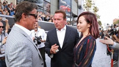 ​73岁施瓦辛格，撞上74岁史泰龙，两个人的差别怎么就那么大呢？
