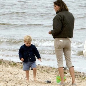 ​卡罗尔对外孙乔治的宠爱，陪玩、坐肩头、接送放学和普通外婆无异