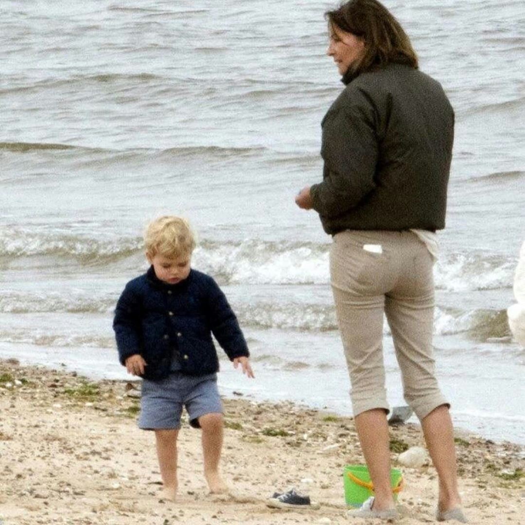 卡罗尔对外孙乔治的宠爱,陪玩、坐肩头、接送放学和普通外婆无异