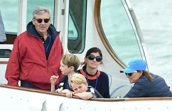 卡罗尔对外孙乔治的宠爱,陪玩、坐肩头、接送放学和普通外婆无异