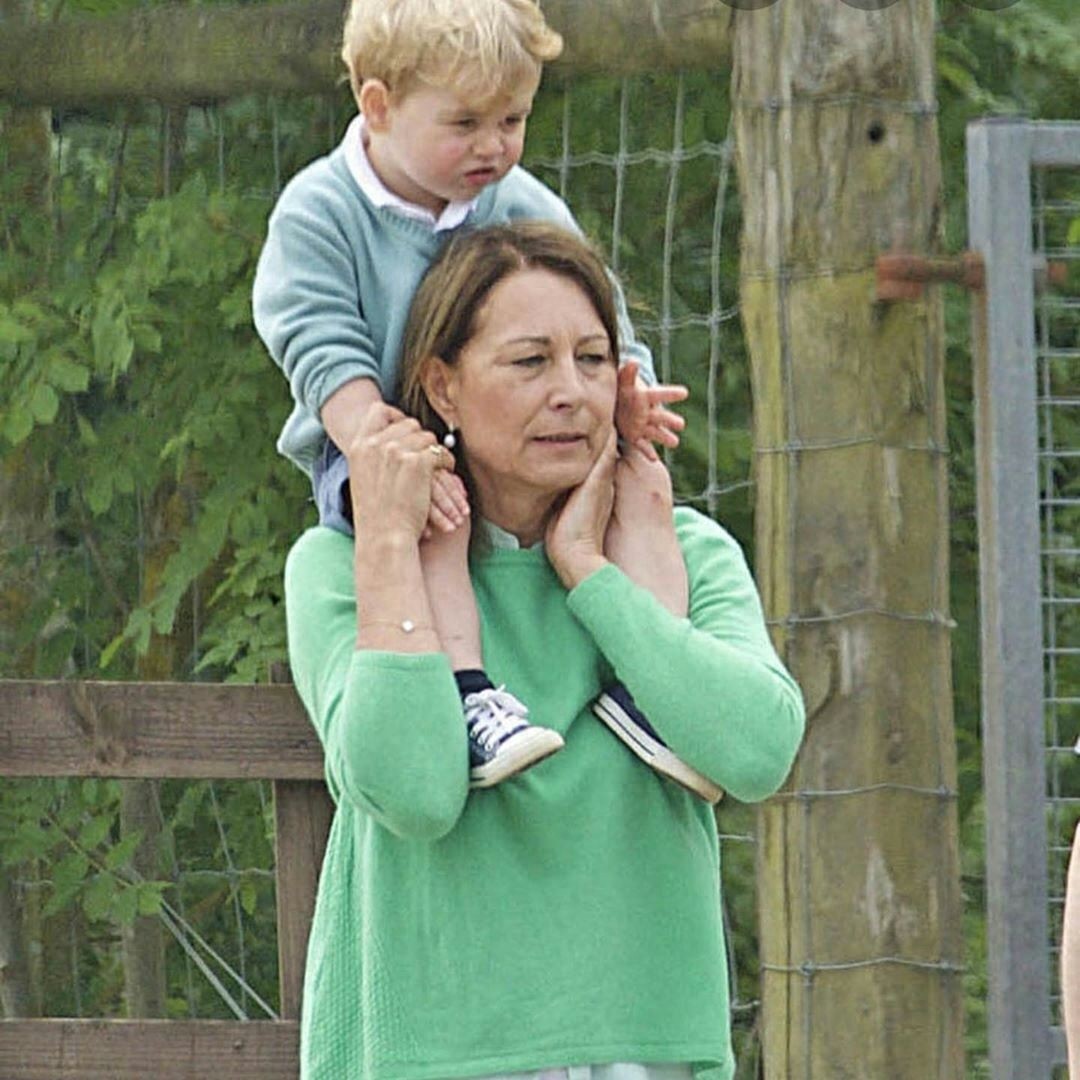 卡罗尔对外孙乔治的宠爱,陪玩、坐肩头、接送放学和普通外婆无异