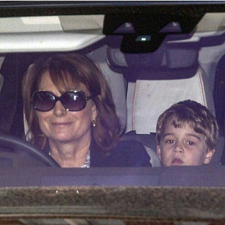 卡罗尔对外孙乔治的宠爱,陪玩、坐肩头、接送放学和普通外婆无异