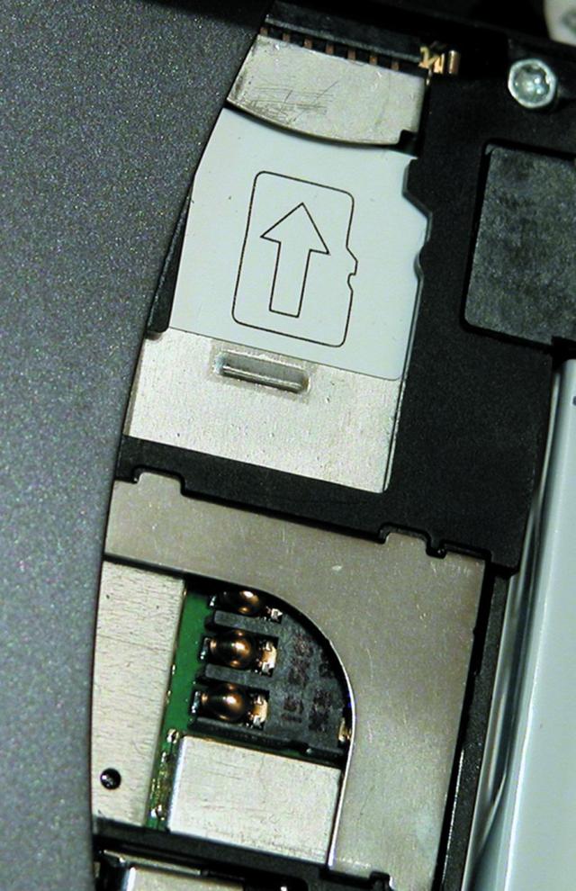 摩托罗拉razr刀锋折叠屏手机(刀锋掠影--摩托罗拉RAZR)(4)