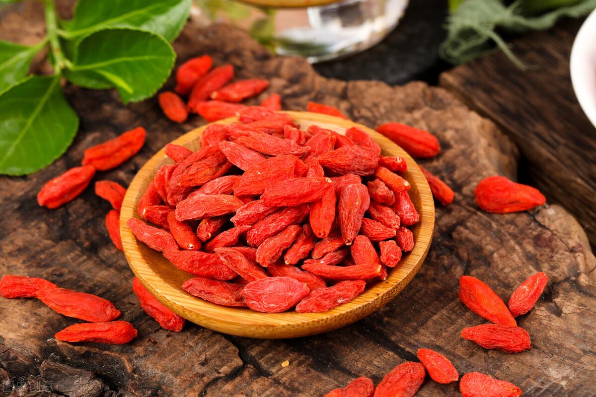 补气血是红枸杞好还是黑枸杞好（黑枸杞和红枸杞的区别）