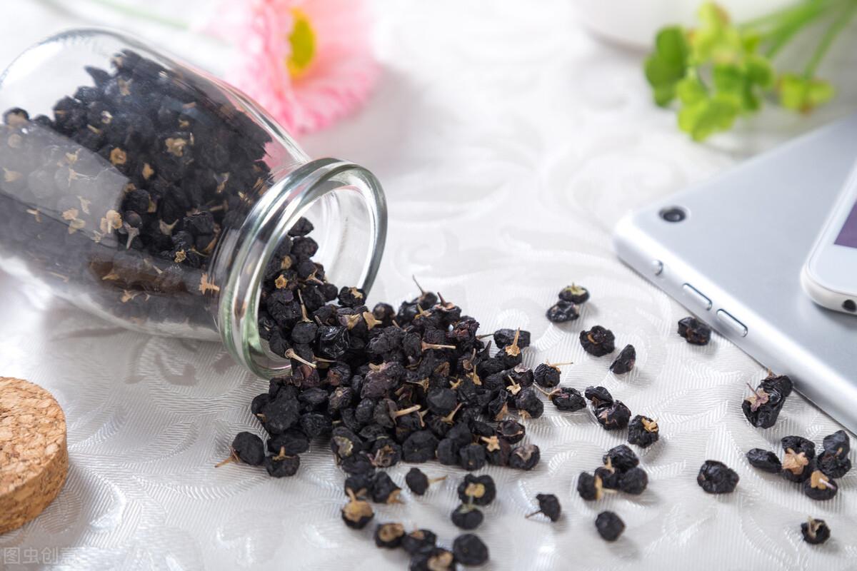 补气血是红枸杞好还是黑枸杞好（黑枸杞和红枸杞的区别）