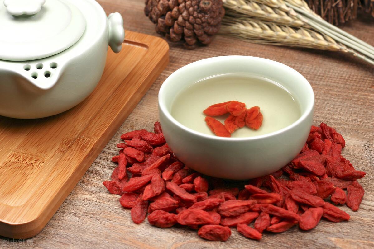 补气血是红枸杞好还是黑枸杞好（黑枸杞和红枸杞的区别）