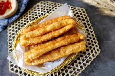 ​油条别再出去买了，教你方法在家做，蓬松酥脆特别香