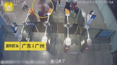 ​女子把脚伸进站台阻止高铁发车，称：我要赶回去上班