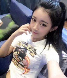 ​小伊伊：快手上曾有3个好姐妹，2人背叛了自己，1人惨遭封杀