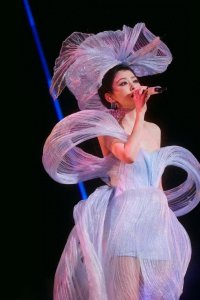 ​张靓颖巡回演唱会返场成都，与薛之谦对唱《霸王别姬》