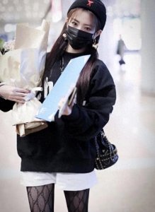 ​鱼鳞丝袜搭配黑色卫衣，徐璐变身街头王者，网友：太诱人