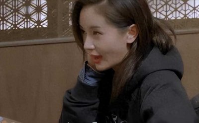 ​王子文儿子现身，壮实高大像他爹，母子手牵手感情好得像一个人儿