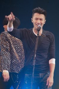 ​谢霆锋壁纸：叱咤乐坛，肆意享受音乐，举止帅气逼人