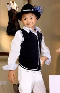 还记得星际精灵蓝多多的扮演者黄誉博吗？现在是越长越帅气了~~