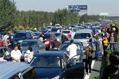 ​国庆出行高峰：高速公路堵车现象解析