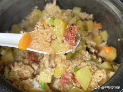简单美味的香肠焖饭，不用炒直接用电饭煲就行，饭菜一锅出，真香