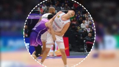 ​CBA再现奇葩犯规！36岁前国手违体掏裆老队友，女解说瞬间词穷