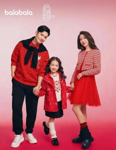 ​杜若溪严屹宽和女儿的新年红装来袭，妈妈漂亮，女儿活泼明朗！