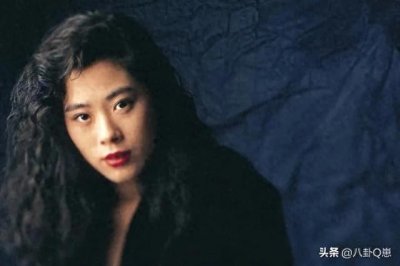 关淑怡被誉为乐坛天后，力压王菲，如今街头翻找垃圾。