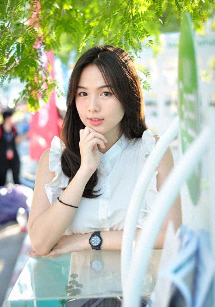 泰国版奶茶妹,她因手捧奶茶回眸一笑走红,真实身份令网友惊讶