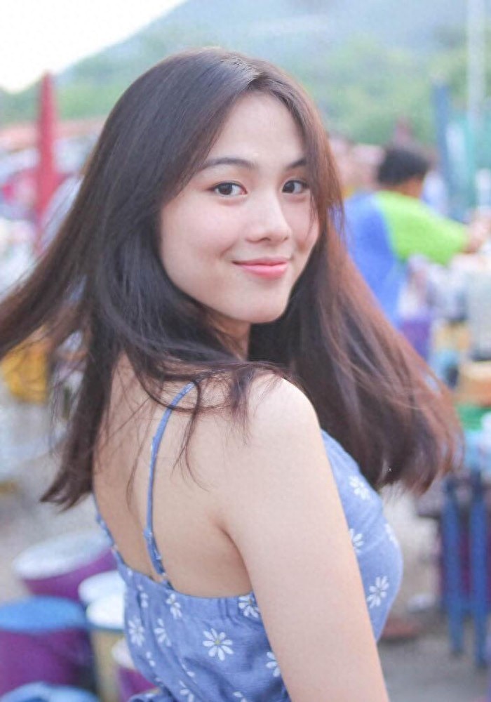 泰国版奶茶妹,她因手捧奶茶回眸一笑走红,真实身份令网友惊讶