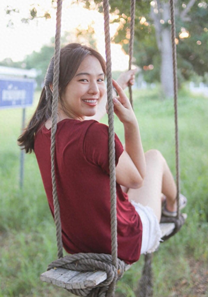 泰国版奶茶妹,她因手捧奶茶回眸一笑走红,真实身份令网友惊讶