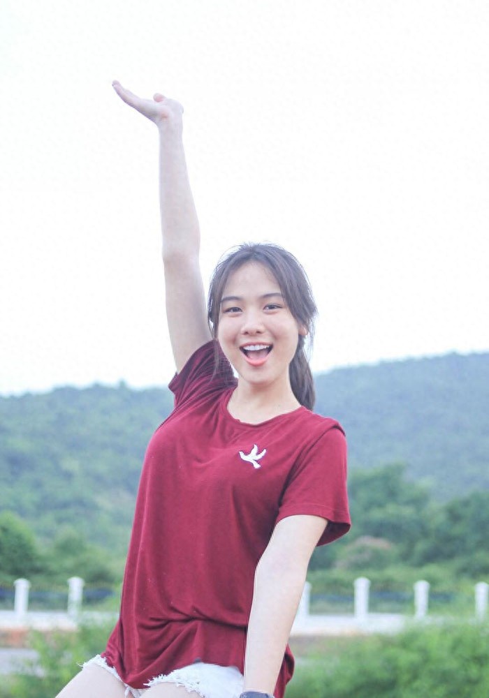 泰国版奶茶妹,她因手捧奶茶回眸一笑走红,真实身份令网友惊讶