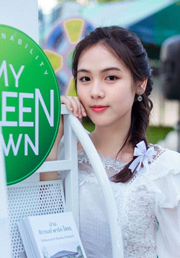 泰国版奶茶妹,她因手捧奶茶回眸一笑走红,真实身份令网友惊讶