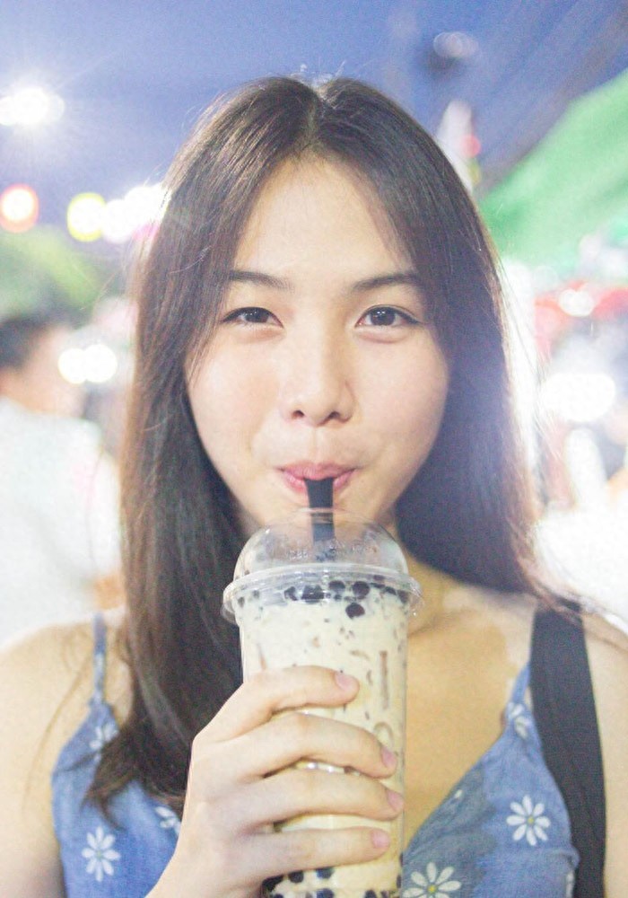 泰国版奶茶妹,她因手捧奶茶回眸一笑走红,真实身份令网友惊讶