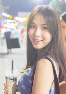 ​泰国版奶茶妹，她因手捧奶茶回眸一笑走红，真实身份令网友惊讶