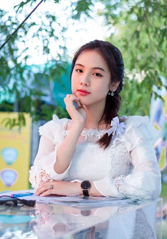 泰国版奶茶妹,她因手捧奶茶回眸一笑走红,真实身份令网友惊讶